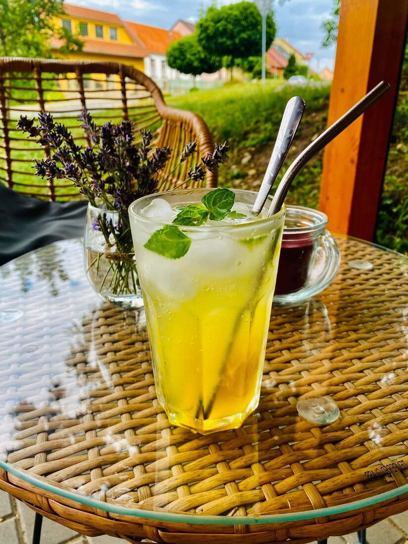 Domácí limonáda s mátou a levandulí na terase PYXLA
